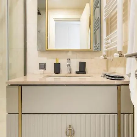 Apartament Upscale With Top-notch Amenities *